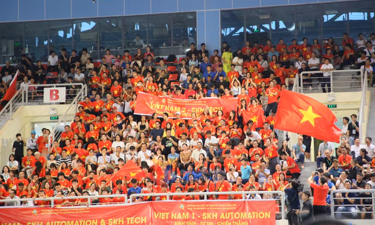 Các cổ động viên đến từ Trường Đại học Sư phạm Kỹ thuật Hưng Yên - trường có 2 đội tuyển đại diện cho Việt Nam tham gia ABU Robocon 2024 "nhuộm đỏ" khán đài với cờ đỏ sao vàng.