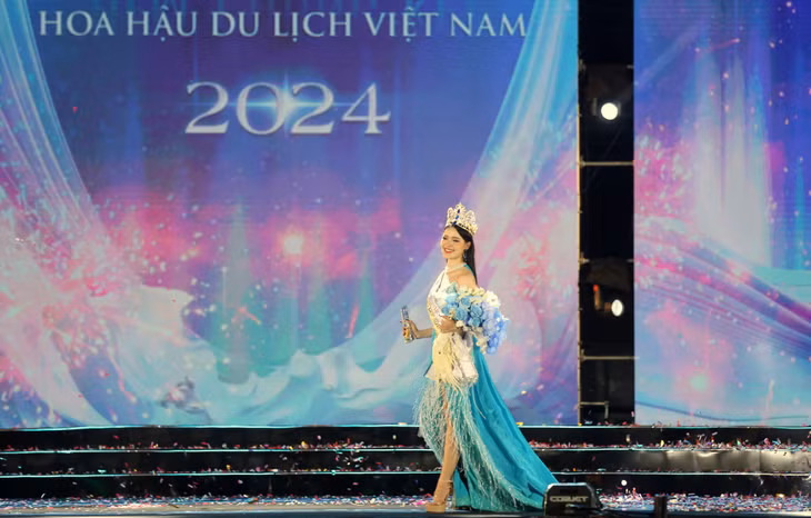 Tân Hoa hậu Du lịch Việt Nam 2024 Phạm Thị Ngọc Quỳnh rạng ngời sải bước trên sân khấu sau khi đăng quang ngôi vị cao quý.