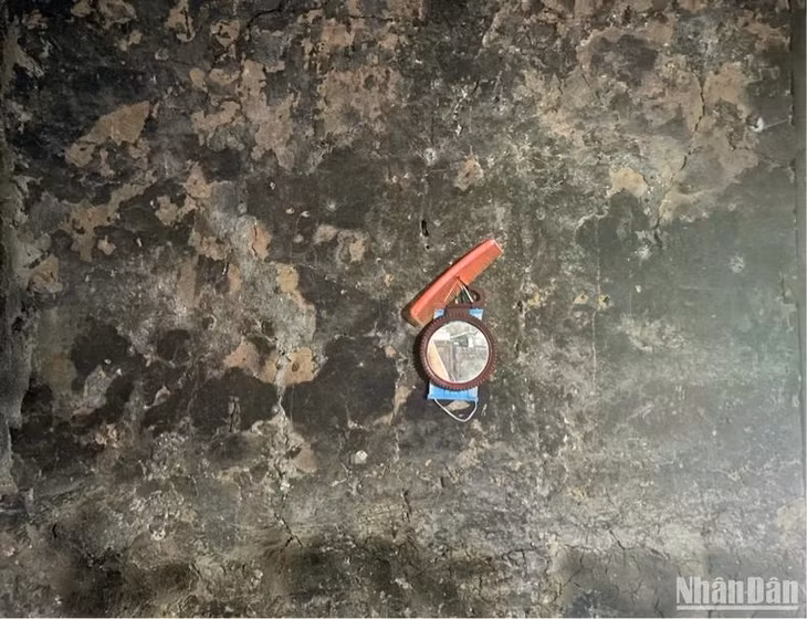 Gương, lược treo trên tường.