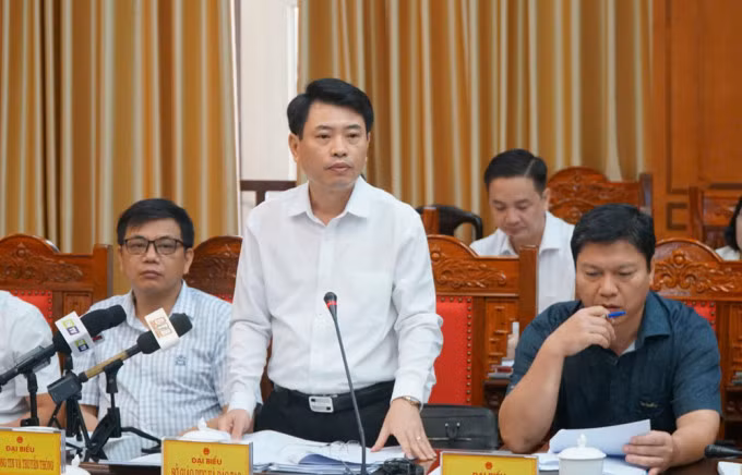 Ông Đặng Xuân Phong, Phó Giám đốc Sở Giáo dục và Đào tạo Thái Bình, tại họp báo sáng 20/8. Ảnh: Lê Tân