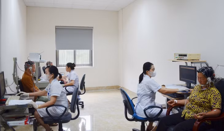 Nhân viên y tế Bệnh viện Bảo vệ sức khỏe tâm thần Quảng Ninh đo lưu huyết não - phương pháp thăm dò mạch máu não cho người bệnh đến khám.