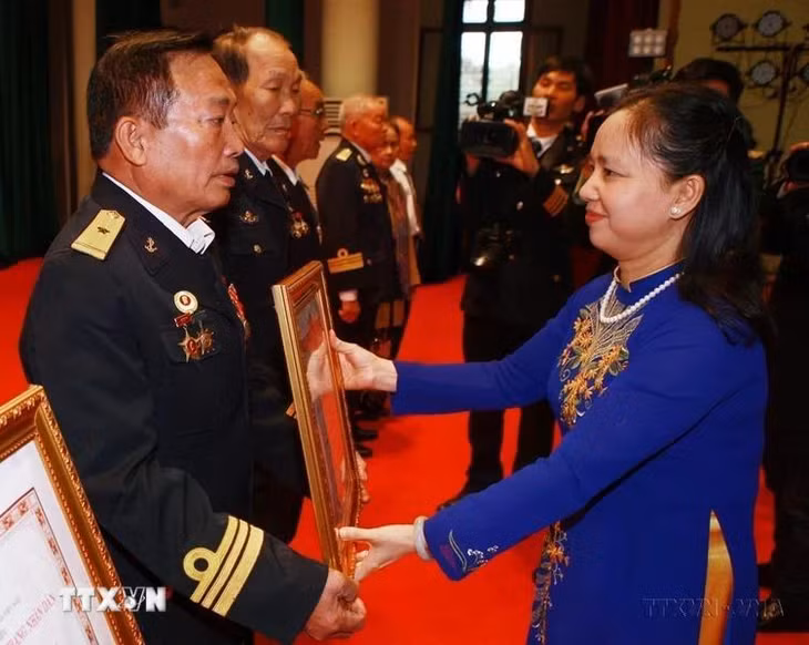 Đồng chí Trần Thị Hà, Thứ trưởng Bộ Nội vụ, Trưởng Ban Thi đua-Khen thưởng Trung ương trao Quyết định của Chủ tịch nước tặng danh hiệu Anh hùng lực lượng vũ trang có thành tích đặc biệt xuất sắc trong cuộc kháng chiến chống Mỹ cho các đồng chí thuộc Quân chủng Hải quân (18/12/2015). (Ảnh: Lâm Khánh/ TTXVN)