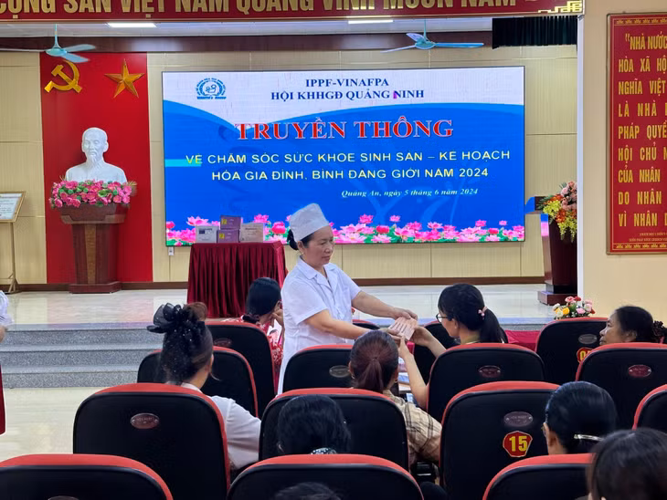 Cán bộ Hội KHHGĐ tỉnh truyền thông về chăm sóc SKSS-KHHGĐ, bình đẳng giới tại xã Quảng An (huyện Đầm Hà).