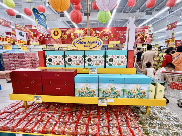 Nhiều sản phẩm bánh trung thu với mẫu mã đa dạng, phong phú đã được bày bán trên thị trường đáp ứng nhu cầu mua sắm của người dân.