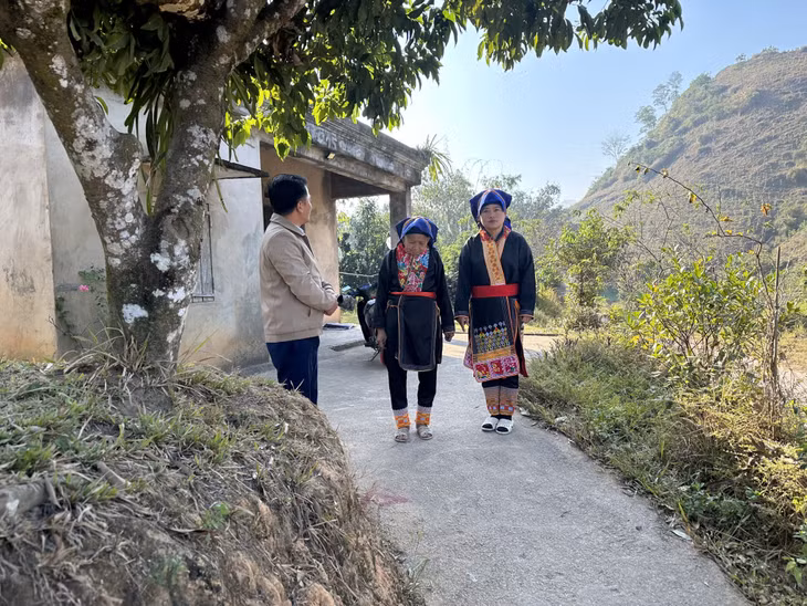 Chị Triệu Thị Dung (bên phải) vận động người dân hiến đất làm đường giao thông.