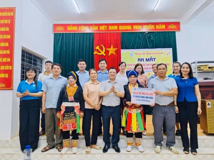 Hội LHPN huyện tổ chức ra mắt Tổ truyền thông cộng đồng tại thôn Đồng Cầu, xã Lương Mông. (Ảnh cơ sở cung cấp)