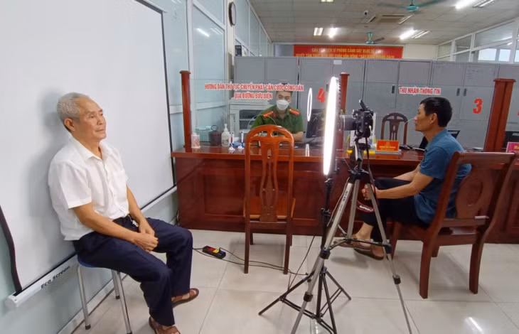 Người dân TP Hạ Long đến Phòng Cảnh sát QLHC về TTXH (Công an tỉnh) để đăng ký, kích hoạt tài khoản định danh điện tử VNeID.