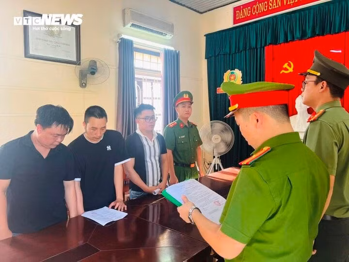 Cán bộ Công an đang đọc các quyết định khởi tố và bắt giữ đối với Hoàn, Đoàn và Sơn. (Ảnh: CACC)
