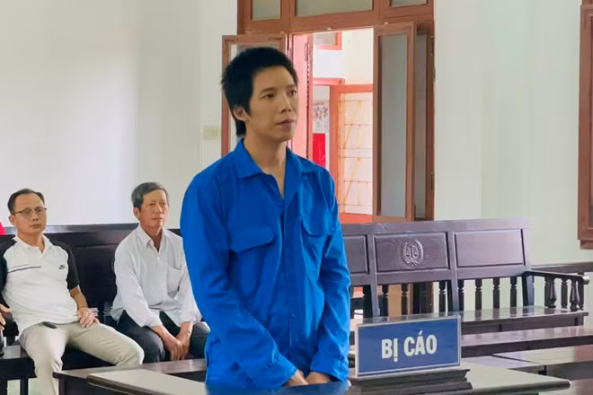 Bị cáo Nguyễn Ca đã dùng dao đâm trọng thương tài xế taxi khi thấy tài xế đến chở mình đi điều trị bệnh. Ảnh: Thế Minh