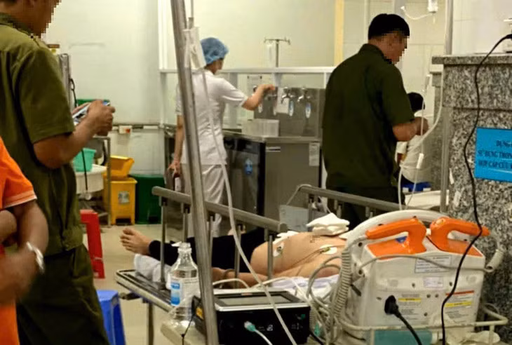 Nam thanh niên cũng bị thương đã được phát hiện, đưa đi cấp cứu - Ảnh: B.Đ.