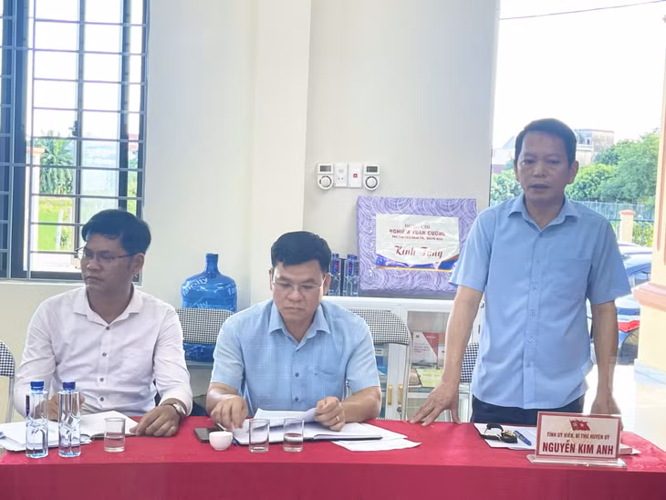 Đồng chí Nguyễn Kim Anh, Tỉnh uỷ viên, Bí thư Huyện uỷ Hải Hà làm rõ một số đề xuất, kiến nghị của đảng viên tại buổi sinh hoạt.