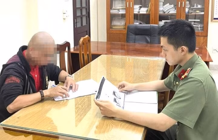 T.N.H. làm việc với cơ quan công an. (Ảnh: Công an Quảng Bình)