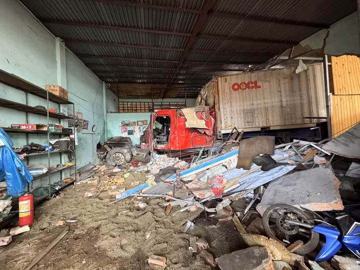 Hiện trường vụ tai nạn xe container lao vào nhà dân - Ảnh: TÂM AN
