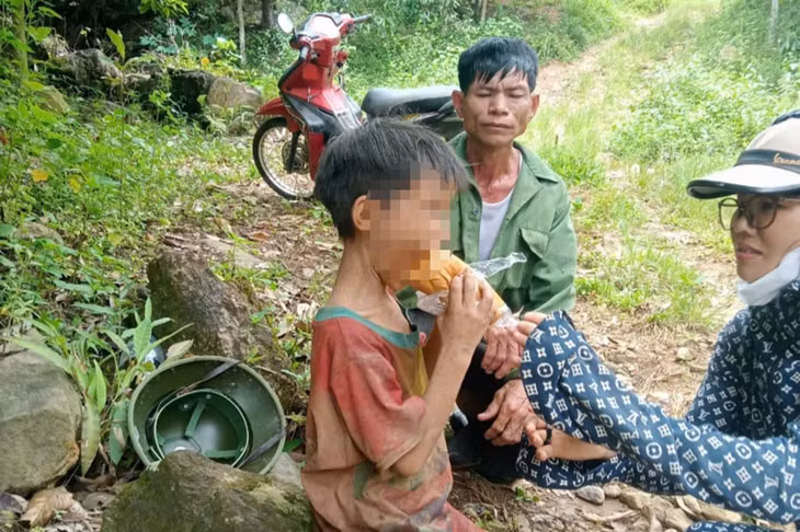 Lực lượng chức năng Yên Bái tìm thấy cháu nhỏ lạc 5 ngày trong rừng. Ảnh: Người dân cung cấp
