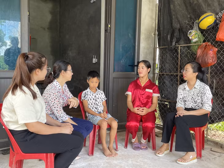 Hội LHPN huyện Đầm Hà kết nối với doanh nghiệp nhận đỡ đầu, hỗ trợ em Chìu Đức Anh (xã Quảng Lâm, huyện Đầm Hà) 1 triệu đồng/tháng trong 3 năm.