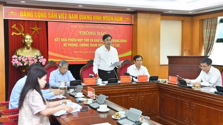 Đồng chí Nguyễn Hữu Đông, Ủy viên Trung ương Đảng, Phó trưởng Ban Nội chính Trung ương cung cấp các thông tin cho báo chí. (Ảnh: ĐĂNG KHOA)