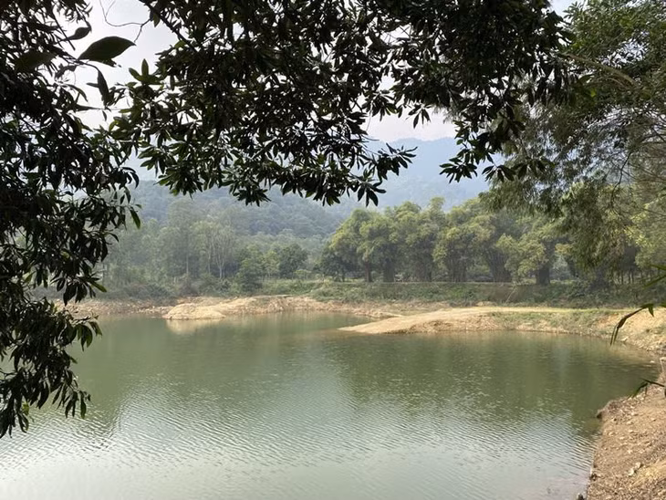 Không gian khoáng đạt ở hồ Hàm Lợn. Ảnh: Linh Boo
