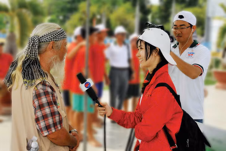 Phóng viên Báo An Giang tác nghiệp. Ảnh: H.K