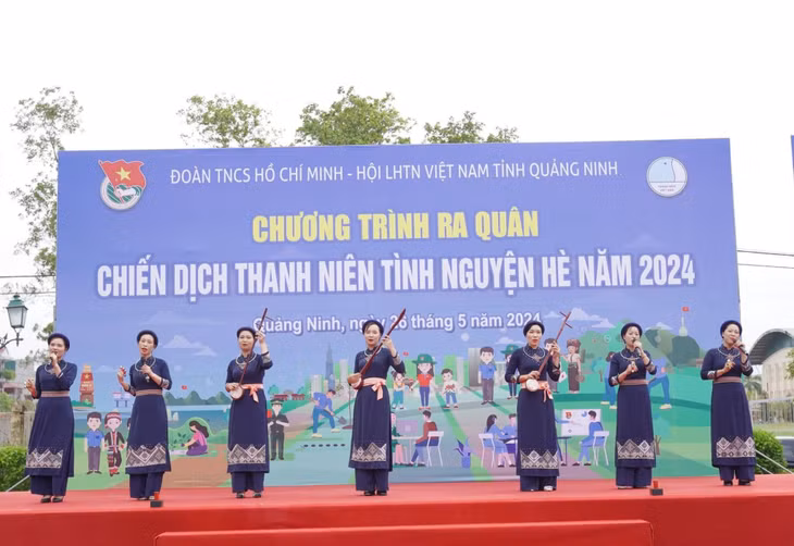 CLB hát then - đàn tính xã Dân Chủ biểu diễn tại chương trình ra quân Chiến dịch thanh niên tình nguyện hè cấp tỉnh năm 2024.