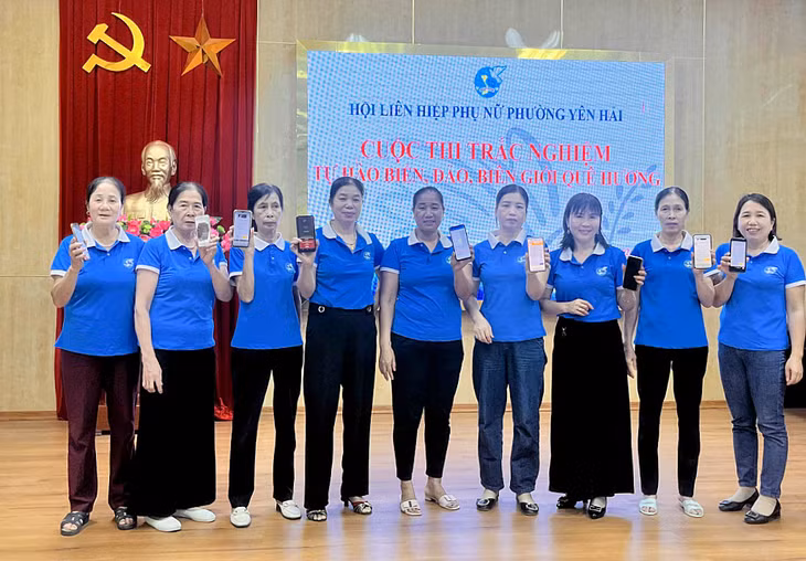 Hội viên, phụ nữ phường Yên Hải (TX Quảng Yên) tích cực tham gia Cuộc thi trắc nghiệm “Tự hào biển, đảo, biên giới quê hương”. Ảnh: Nguyễn Thị Huyền (Hội LHPN phường Yên Hải)