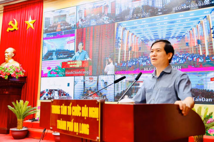 Đồng chí Vũ Quyết Tiến, Uỷ viên Ban Thường vụ Tỉnh uỷ, Bí thư Thành uỷ Hạ Long ghi nhận, biểu dương sự chủ động vào cuộc của các xã, phường trong triển khai thực hiện Nghị quyết.