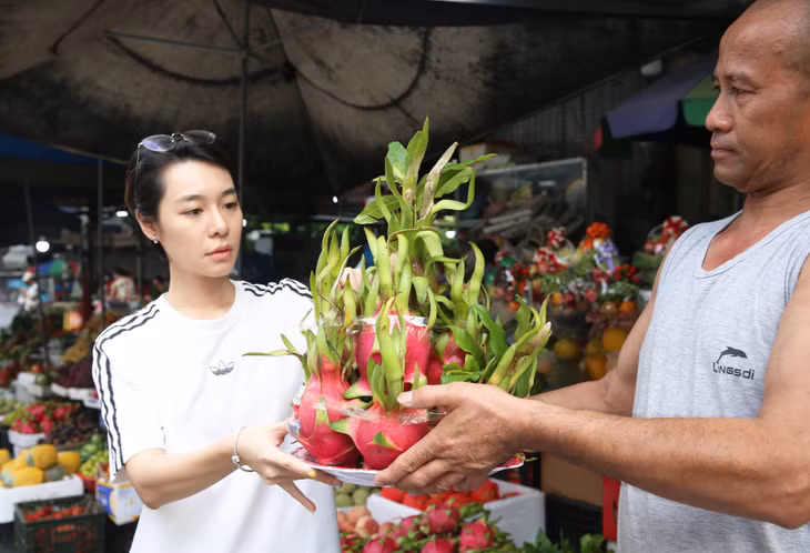 Để tiết kiệm thời gian đi mua sắm, nhiều người đã liên hệ các chủ cửa hàng từ sớm để đặt sẵn những mâm quả theo yêu cầu.