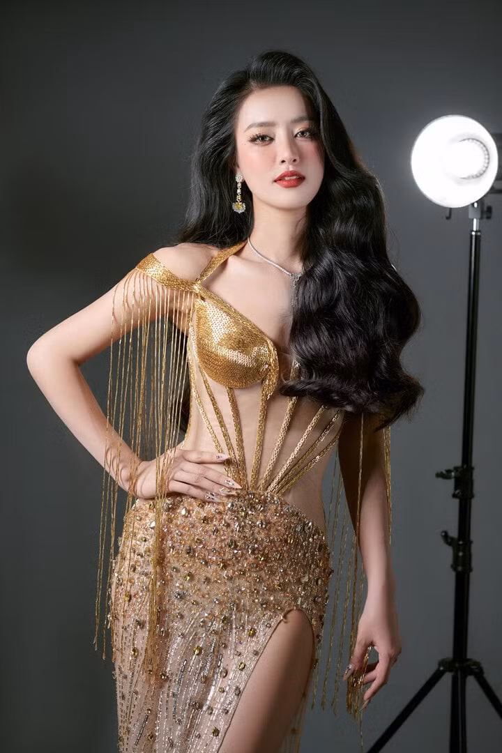 Á hậu Bùi Khánh Linh.