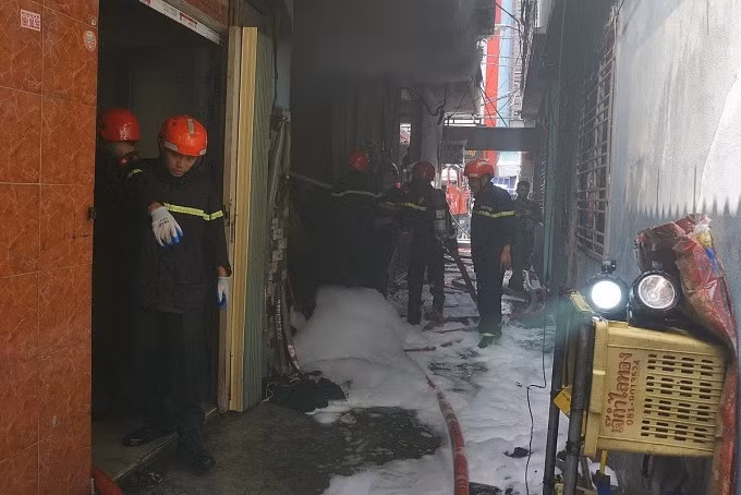 Hỏa hoạn xảy ra trong ngõ nhỏ, gây khó khăn cho lính cứu hỏa. Ảnh: Ngọc Trường