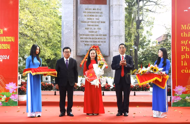 Trao quyết định kết nạp Đảng cho đảng viên mới.