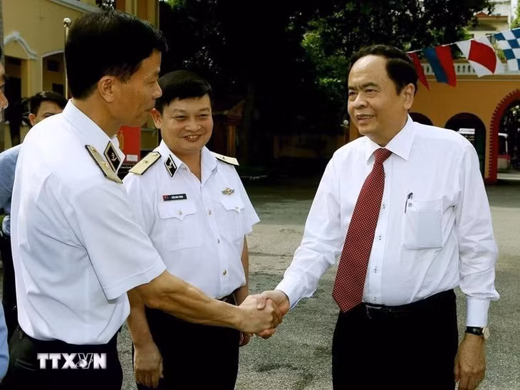 Chủ tịch Ủy ban Trung ương Mặt trận tổ quốc Việt Nam Trần Thanh Mẫn thăm và làm việc với Bộ Tư lệnh Hải quân (21/9/2017). (Ảnh: Nguyễn Dân/TTXVN)