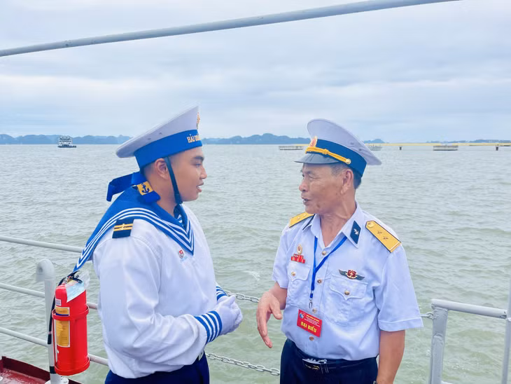 Ông Đỗ Ka Tụng (phường Cửa Ông, TP Cẩm Phả), người chiến sĩ Hải quân từng tham gia trận chiến đấu tại cửa sông Gianh (tỉnh Quảng Bình) chia sẻ với trung sỹ Phạm Hải Nam (tàu 511 Hải đội 4 Lữ đoàn 169) về trận chiến năm xưa.