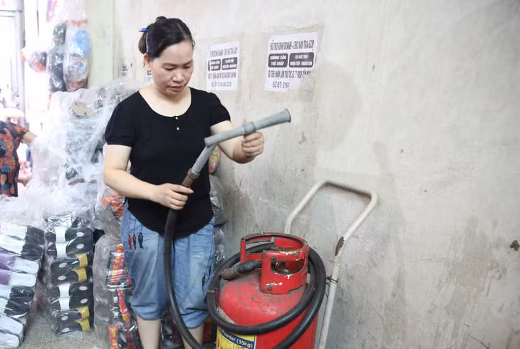 Các tiểu thương tại chợ Hạ Long II (TP Hạ Long) chủ động kiểm tra bình cứu hỏa, đảm bảo công tác phòng cháy, chữa cháy phòng khi có sự cố không mong muốn xảy ra.