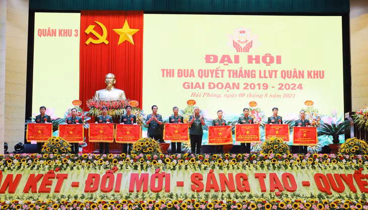 Ban CHQS huyện Hải Hà vinh dự được Quân khu 3 tặng cờ đơn vị dẫn đầu phong trào thi đua quyết thắng giai đoạn 2019-2024.
