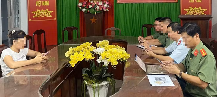 Bà N. làm việc với cơ quan chức năng sau khi được phát hiện đã đăng tải video liên quan vụ chụp ảnh khỏa thân - Ảnh: Công an tỉnh Bình Dương cung cấp