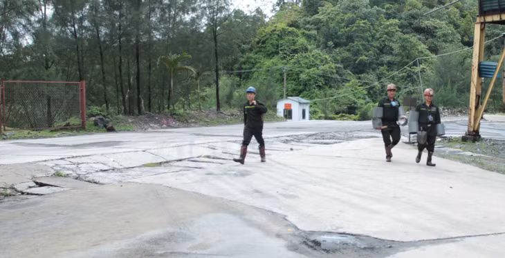 Thợ lò chuẩn bị dụng cụ kỹ thuật mang xuống lò bắt đầu một ca sản xuất.