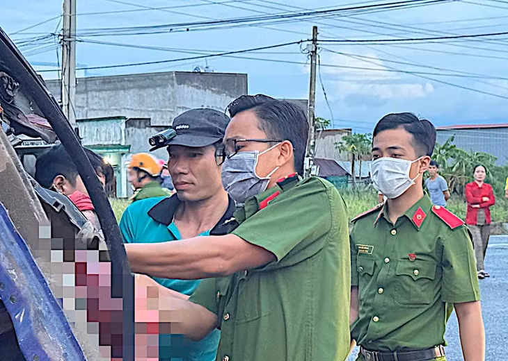 Đưa tài xế tử vong ra khỏi xe. Ảnh: Duy Tuấn