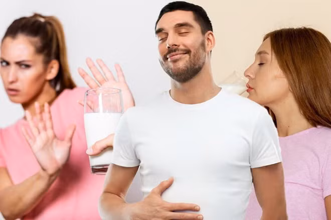 Lợi ích và rủi ro của việc uống sữa khi bụng đói. Đồ hoạ: Thiện Nhân