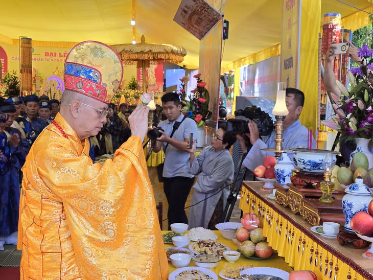 8h sáng, các vị hòa thượng tiến hành lễ bạch Phật khai kinh - thỉnh Tiêu diện Đại sĩ - Đề vị - thỉnh chư hương linh an vị.