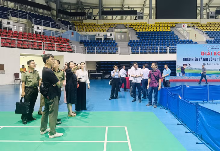 Ban Tổ chức cuộc thi phối hợp rà soát tại Khu liên hợp thể thao Quảng Ninh để lên phương án thiết kế sân thi đấu.