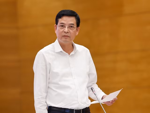 Thứ trưởng Bộ Xây dựng Bùi Xuân Dũng chia sẻ về những điểm mới trong các văn bản hướng dẫn thi hành Luật Kinh doanh bất động sản, Luật Nhà ở, Luật Đất đai - Ảnh: VGP/Nhật Bắc