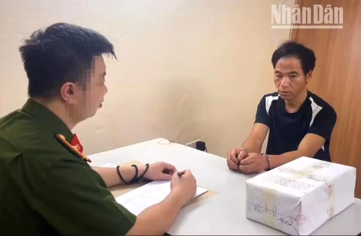 Cán bộ điều tra Công an tỉnh Sơn La lấy lời khai đối tượng Giàng A Sồng.