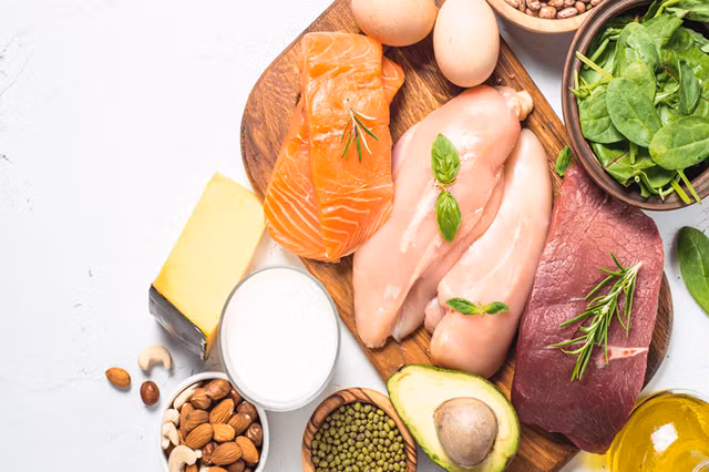 Chế độ ăn ít carb có thể giúp giảm lượng đường trong máu.