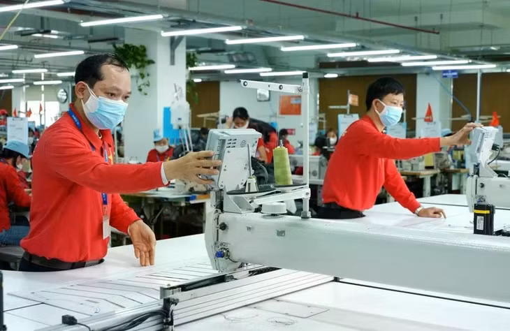 Sản xuất hàng may mặc xuất khẩu tại Xí nghiệp Veston Hưng Hà (Tổng công ty May 10 - CTCP). Ảnh: Hà Thư