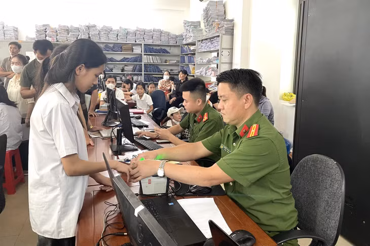 Công an TX Đông Triều tổ chức làm thẻ căn cước cho trẻ từ 6-14 tuổi.