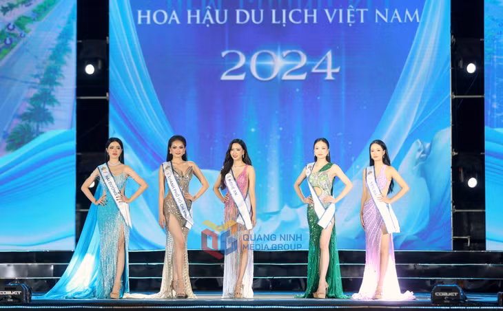 Qua các phần thi trang phục, Ban Tổ chức đã lựa chọn được 5 gương mặt xuất sắc nhất để vào phần thi ứng xử.