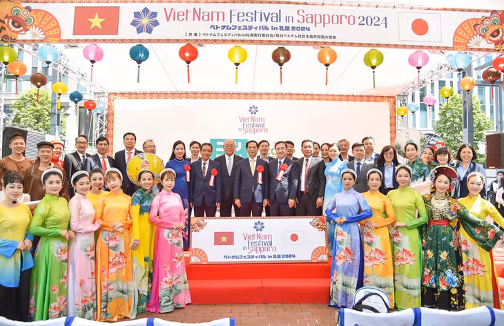 Đoàn công tác của tỉnh Quảng Ninh chụp ảnh lưu niệm với các đại biểu tại Lễ hội.