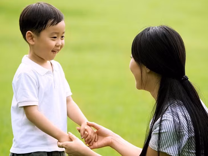 Trước khi ra khỏi cửa, trẻ phải xin phép ông bà hoặc cha mẹ. Ảnh minh họa.