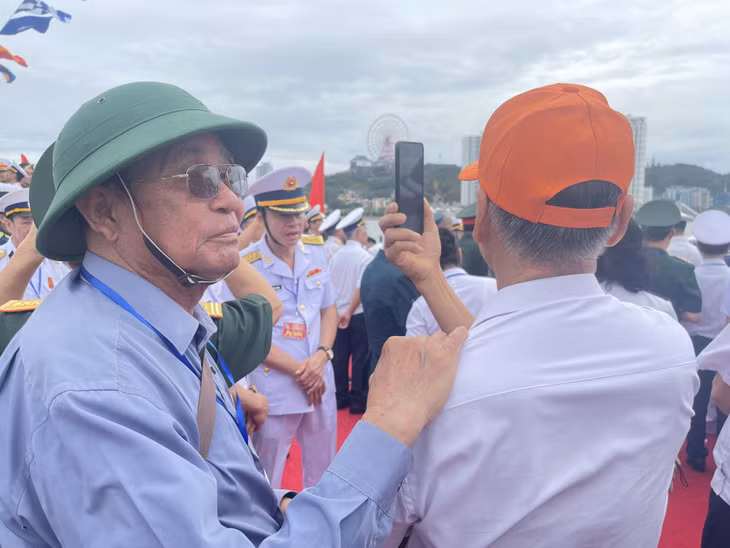 Ông Phạm Hồng Thanh (Cát Hải, Hải Phòng) bồi hồi xúc động khi có mặt tại Lễ Tưởng niệm các anh hùng liệt sỹ và nhân dân hy sinh trong Chiến thắng trận đầu tại Cửa Lục, Bãi Cháy, Quảng Ninh