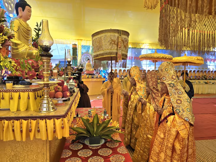 Đại lễ có sự chứng minh của Trưởng lão hòa thượng Thích Đức Thanh; Trưởng lão hòa thượng Thích Chơn Hương và hòa thượng Thích khế Chơn. Sám chủ là hòa thượng Thích Huệ Phước; Sám chủ Bạt độ là Thượng tọa Thích Lương Nguyên.