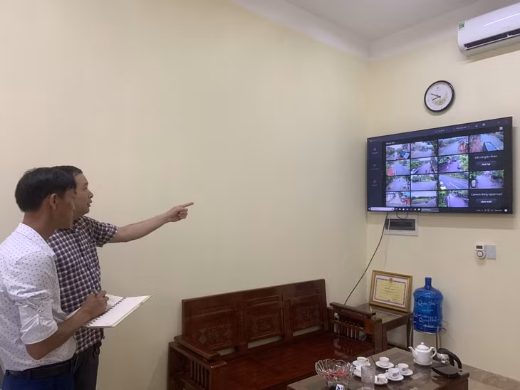 Cán bộ UBND thị trấn Cái Rồng theo dõi hệ thống camera giám sát giao thông.